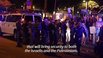 Descargar video: Activists protest over Gaza, Lebanon war outside Israeli defence ministry