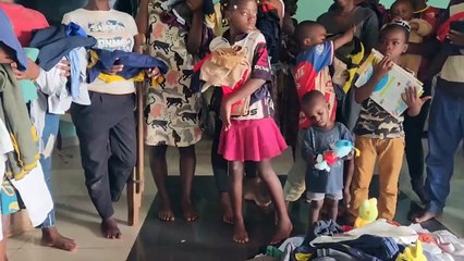 Distribution de cadeaux aux enfants malvoyants.