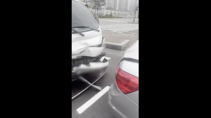 달리던 승용차가 60대 보행자 치어..."무단횡단" / YTN