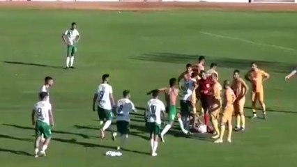 KKTC’de futbolcu, hakemi darp etti