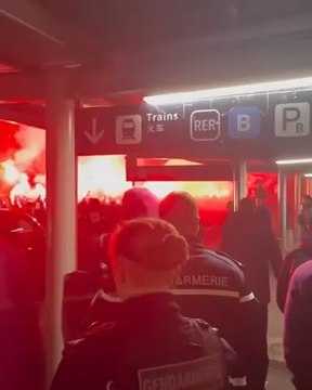 L’accueil des #joueurs du #PSG cette nuit à leur #retour à #Paris après leur #victoire sur leur #rival historique #marseillais.