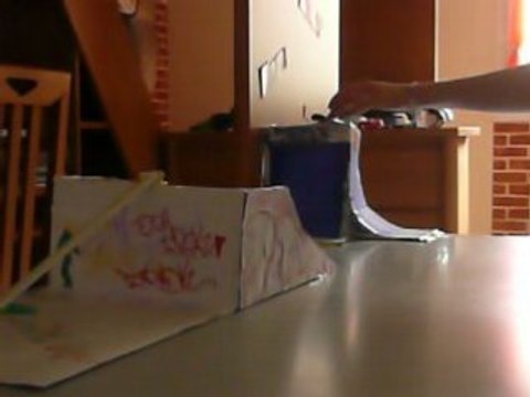 finger skate : Saut + slide sur la barre (2)