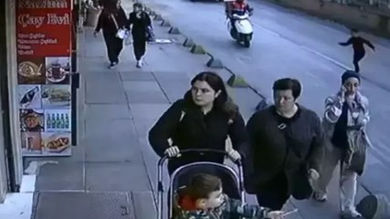 Aniden yola fırlayan çocuğa motosiklet böyle çarptı