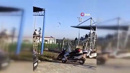 Maçın oynandığı sahaya paraşütle iniş yaptı