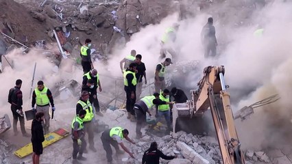 فرق الإنقاذ تبحث عن ناجين بين الأنقاض بعد قصف إسرائيلي على صور