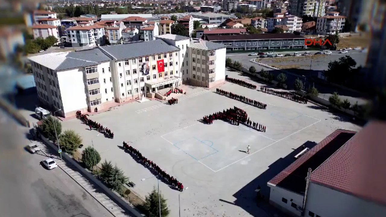 500 kız öğrenciden '29 Ekim' koreografisi