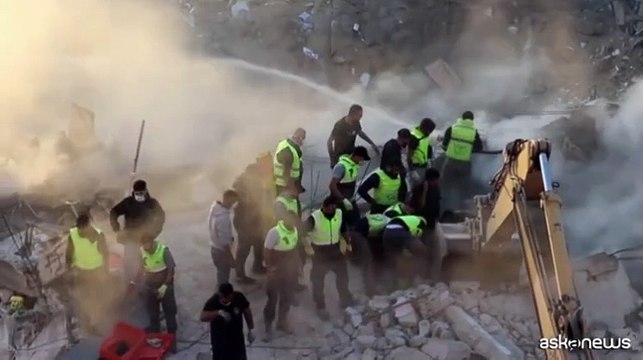 Soccorsi in azione dopo attacco israeliano nel sud del Libano