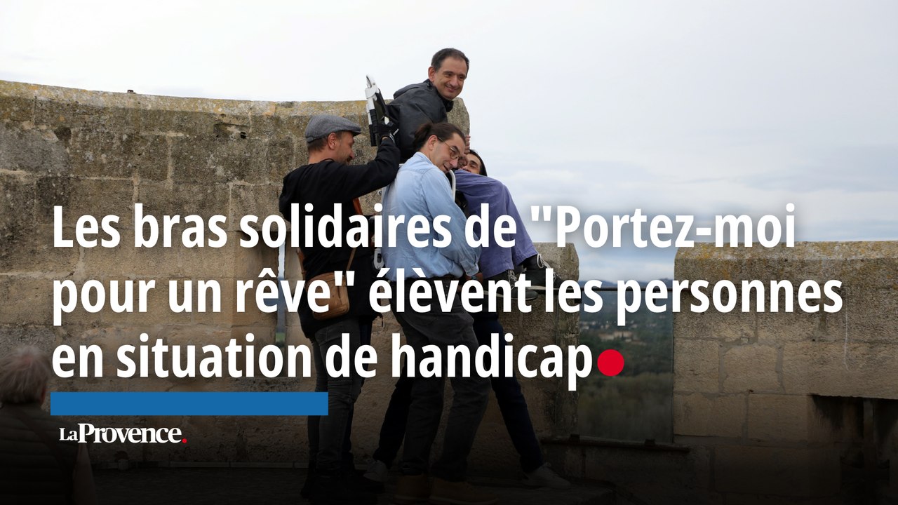 Les bras solidaires de  "Portez-moi pour un rêve" élèvent les  personnes en situation de handicap