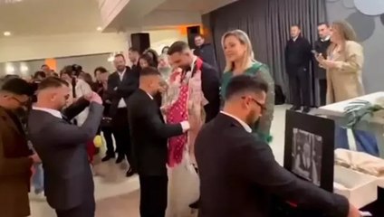 Trabzon’da düğünde ilginç görüntüler... Evlenen arkadaşlarına mezar taşı yaptırdılar