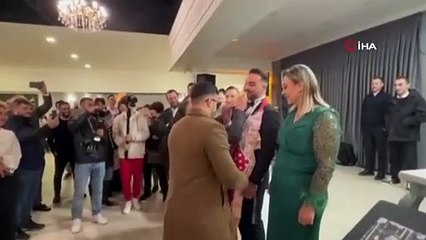 Trabzon'da arkadaşlarının düğününe mezar taşıyla geldiler