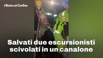 Salvati due escursionisti scivolati in un canalone: il video