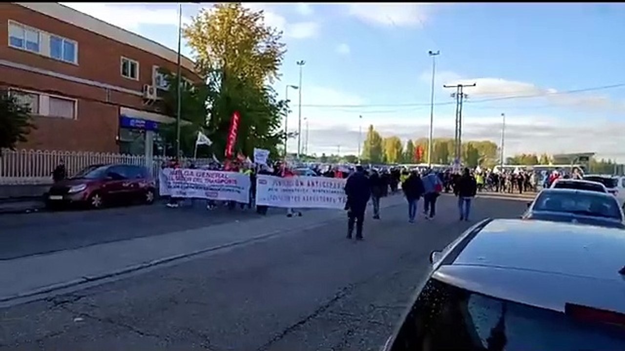 Masivo seguimiento de la huelga por los conductores de Auvasa
