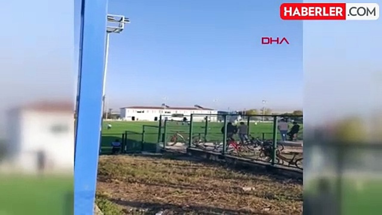 Sahanın ortasına paraşütle daldı