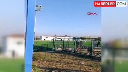 Sahanın ortasına paraşütle daldı