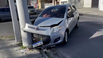 Carro se choca contra poste após pneu estourar