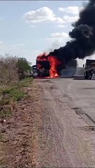 Carreta fica destruída após incêndio na BR-116, em Teofilândia