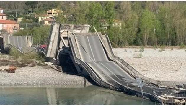 Crolla un ponte a Massa Carrara: due furgoni coinvolti, sfiorata la tragedia. VIDEO