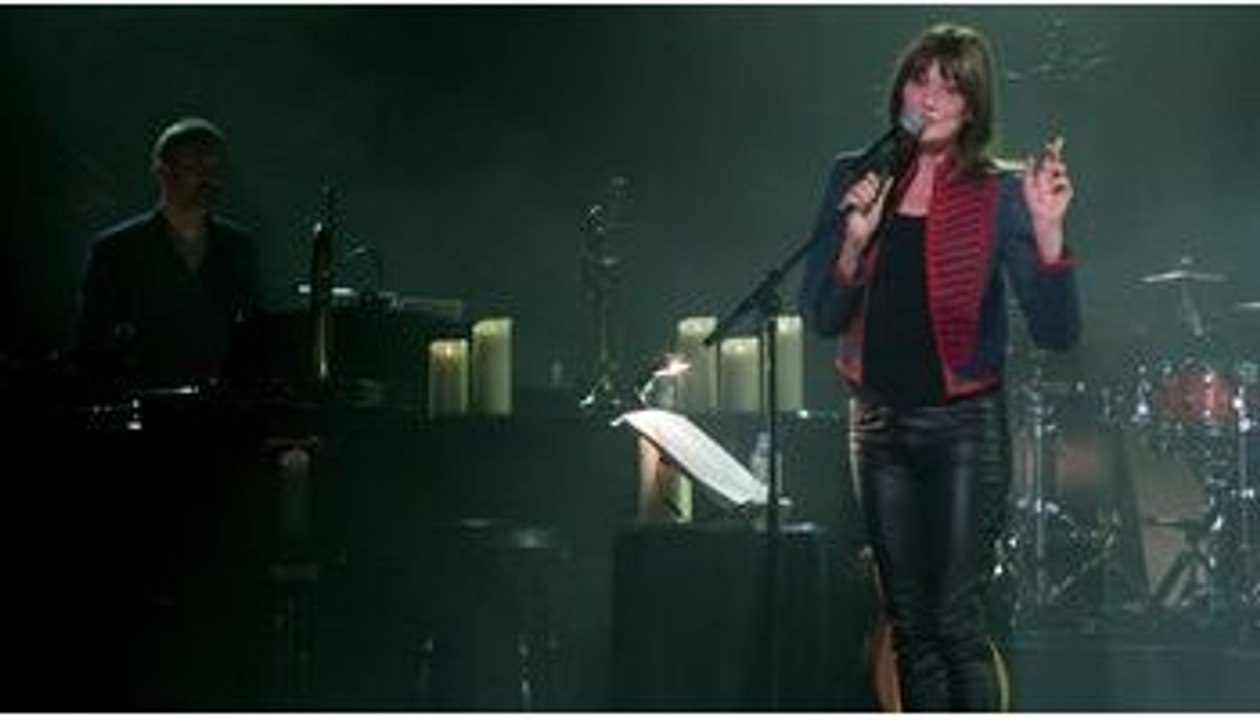 Carla Bruni simula una crisi respiratoria e scherza sul coronavirus [VIDEO]