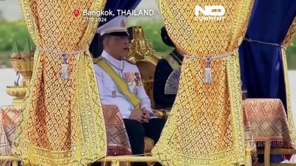 Reis da Tailândia saudados pela multidão durante desfile em barcos ornamentados