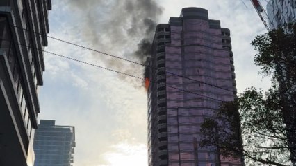 Man comes across burning residential building while passing through Vancouver