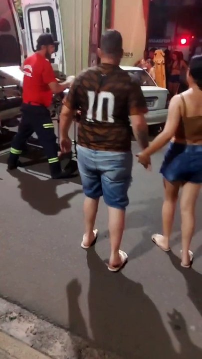 Carro bate em poste e duas pessoas ficam feridas, em Cruzeiro do Oeste