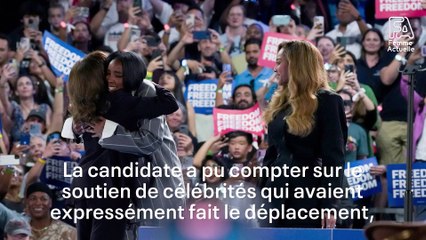 Dans une robe blazer courte, Beyoncé affiche son soutien à Kamala Harris lors d'un meeting de campagne