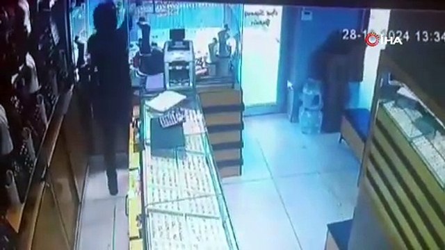 Korku dolu anlar kamerada! Önce kuyumcuyu kurşunladı sonra altınları çaldı
