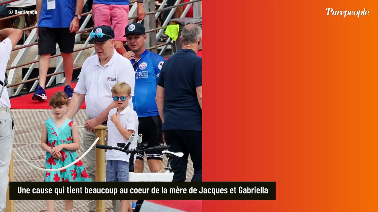 Charlene de Monaco, veste en tweed et cheveux subtilement coiffés, multiplie les sourires malgré l'absence du prince Albert