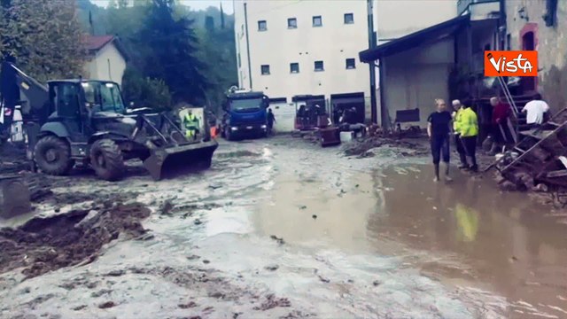 Maltempo in Emilia-Romagna, il videoracconto di Gianni Morandi con i volontari al lavoro nel fango