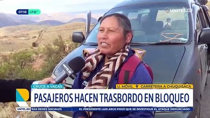 Bloqueos obligan a las personas a caminar varios kilómetros y buscar trasbordo
