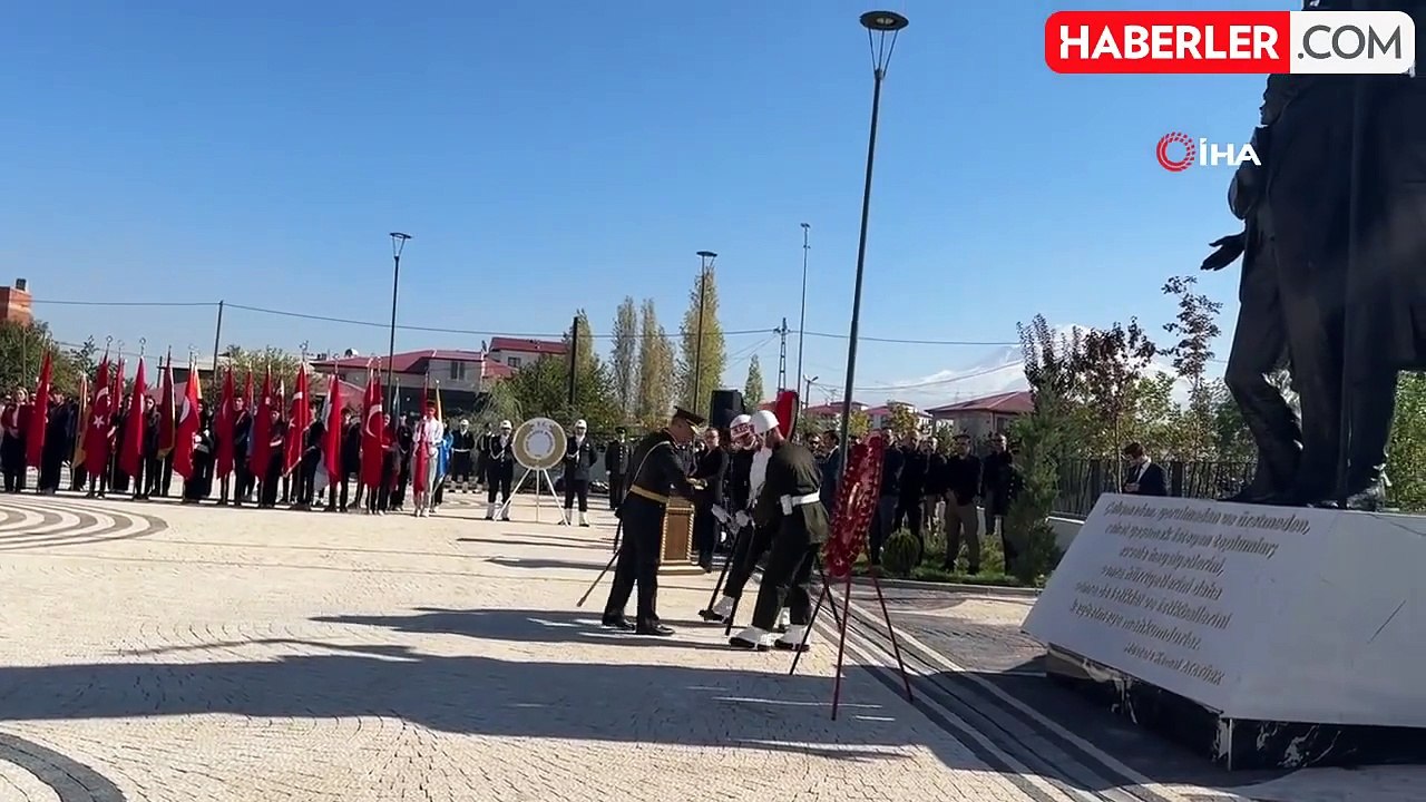 Iğdır'da 29 Ekim Cumhuriyet Bayramı Çelenk Sunma Töreni Düzenlendi