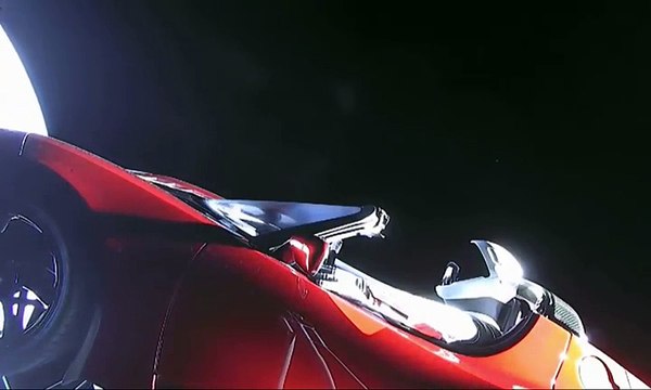 Space X, Elon Musk lancia in orbita la Tesla Roadster - VIDEO