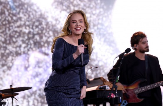 Adele a fondu en larmes en voyant Céline Dion dans le public lors de son spectacle
