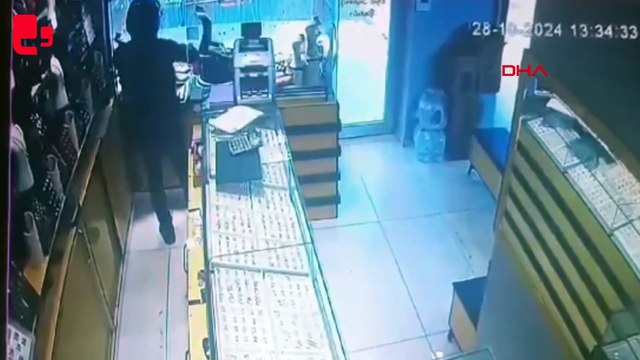 Kuyumcuyu tabancayla vurup, camekandaki bilezikleri aldı