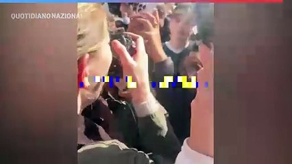 "Timot?e Chalamet si presenta a un contest di suoi sosia a New York"