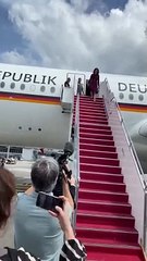 وزيرة الخارجية الألمانية تخرج من الطائرة ولم يستقبلها أحد في الصين