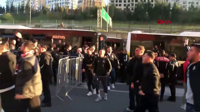 Beşiktaş taraftarı tezahüratlar eşliğinde RAMS Park'a ulaştı