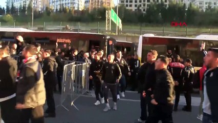 Beşiktaş taraftarı tezahüratlar eşliğinde RAMS Park'a ulaştı