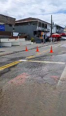 Adutora rompe e trava trânsito na Lauro Linhares, em Florianópolis