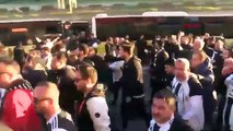 Beşiktaş taraftarı tezahüratlar eşliğinde RAMS Park'a ulaştı (FOTO EKLENDİ)