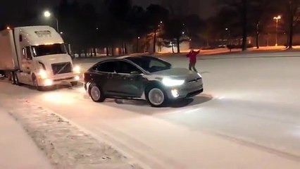 Tesla Model X traina un camion sulla neve - VIDEO