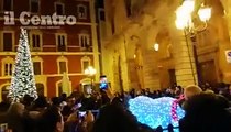 Si accendono le luminarie e il Corso di Chieti si riempie