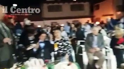 A cento anni canta a squarciagola "O bella ciao"