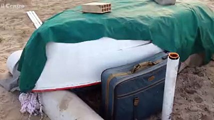 Il giaciglio sotto la barca rovesciata sulla spiaggia