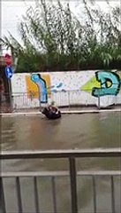 Tre giovani tirano fuori una donna dall'auto sommersa nell'acqua