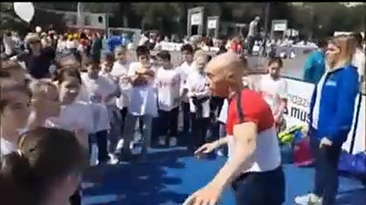 Panatta, Juri Chechi, Andrea Lucchetta e Ciccio Graziani fra i bambini  a Pescara