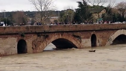 Maltempo, Roma: paura per il Tevere in piena (video). Tragedia a Siracusa