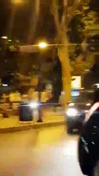 Bastonate, botte, calci: le immagini della maxi rissa di Pescara