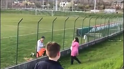 Proposta di nozze in mezzo al campo a fine gara