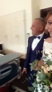 Gli sposi in ospedale dalla nonnina, la reazione ? commovente